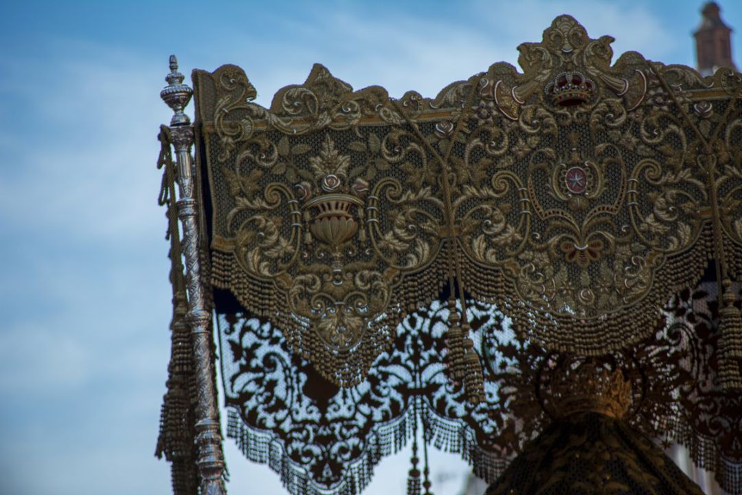 Detalle del palio de la Virgen de la Aurora Detalle del palio de la Virgen de la Aurora