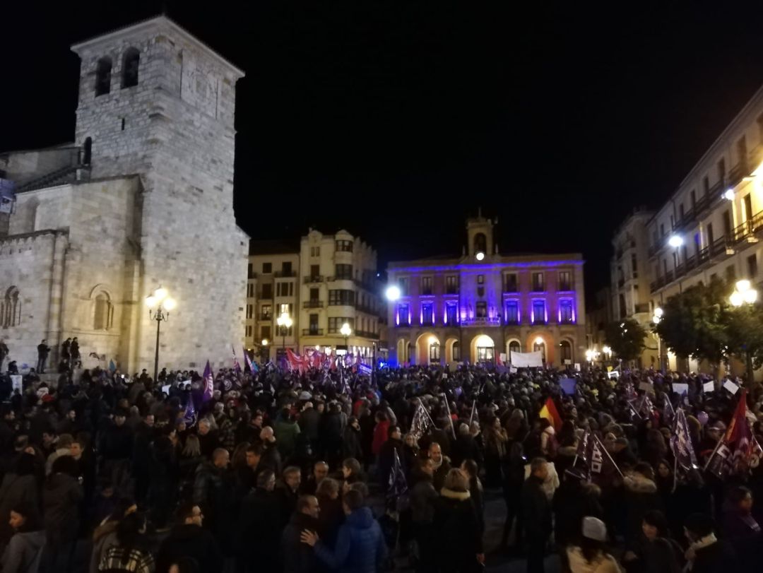 La Plaza Mayor abarrotada de personas en el final de la manifestación del 8 de marzo La Plaza Mayor abarrotada de personas en el final de la manifestación del 8 de marzo