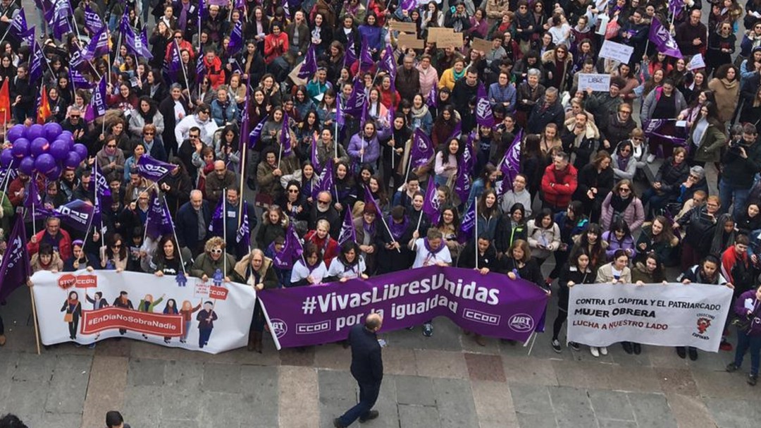 Cientos de personas secundan la huelga feminista