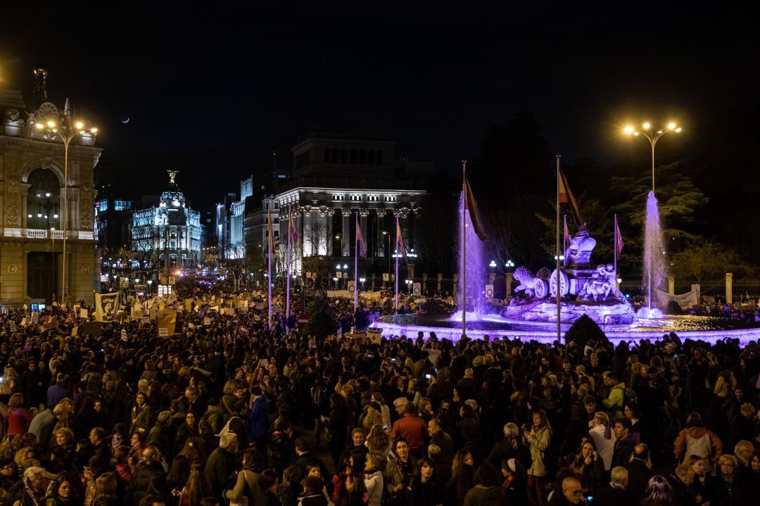 Imagen de la plaza de la Cibeles y las calles Alcalá y Gran Vía al fondo en la manifestación del 8M en Madrid. Imagen de la plaza de la Cibeles y las calles Alcalá y Gran Vía al fondo en la manifestación del 8M en Madrid.