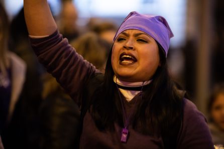 Una mujer levanta el puño en la manifestación feminista celebrada en Madrid Una mujer levanta el puño en la manifestación feminista celebrada en Madrid