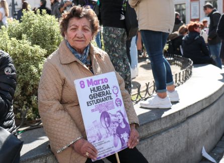 Una anciana sujeta un cartel de la huelga feminista en el centro de Madrid. Una anciana sujeta un cartel de la huelga feminista en el centro de Madrid.