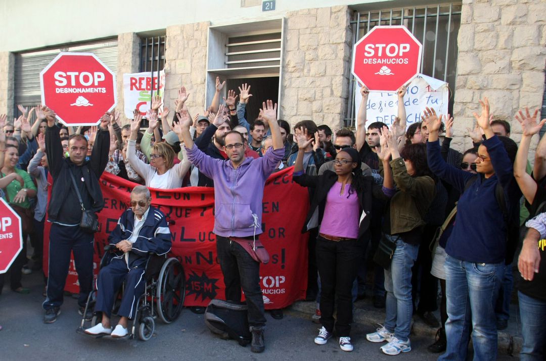 Activistas protestan contra un desahucio en Alicante. Activistas protestan contra un desahucio en Alicante.