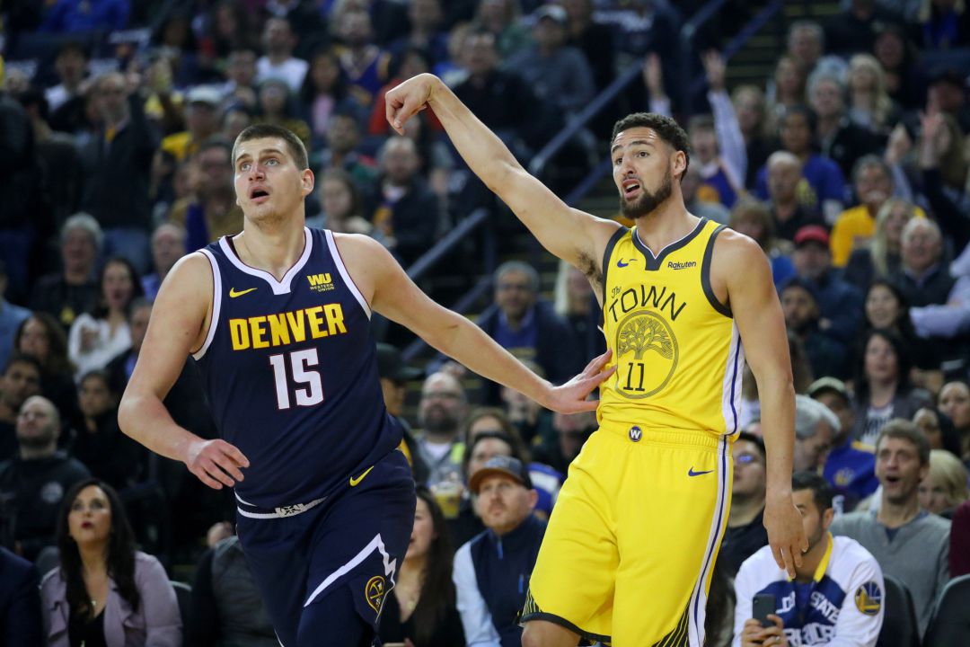 Thompson anota frente a la posición de Jokic. Thompson anota frente a la posición de Jokic.