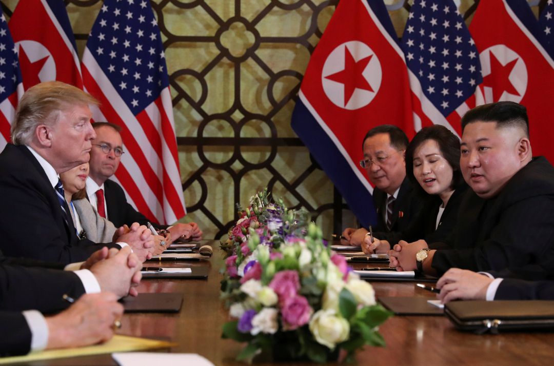 El presidente de Estados Unidos, Donald Trump, junto al líder de Corea del Norte, Kim Jong Un, durante su reunión en Hanoi El presidente de Estados Unidos, Donald Trump, junto al líder de Corea del Norte, Kim Jong Un, durante su reunión en Hanoi