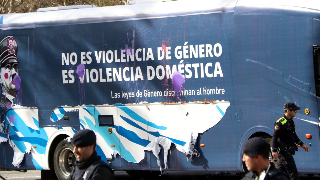 El Ayuntamiento de Barcelona denuncia el bus de HazteOír por atentar "contra la dignidad de las personas"