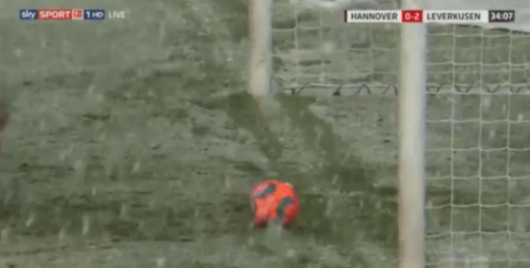 La nieve frena la pelota antes de entrar en la portería La nieve frena la pelota antes de entrar en la portería