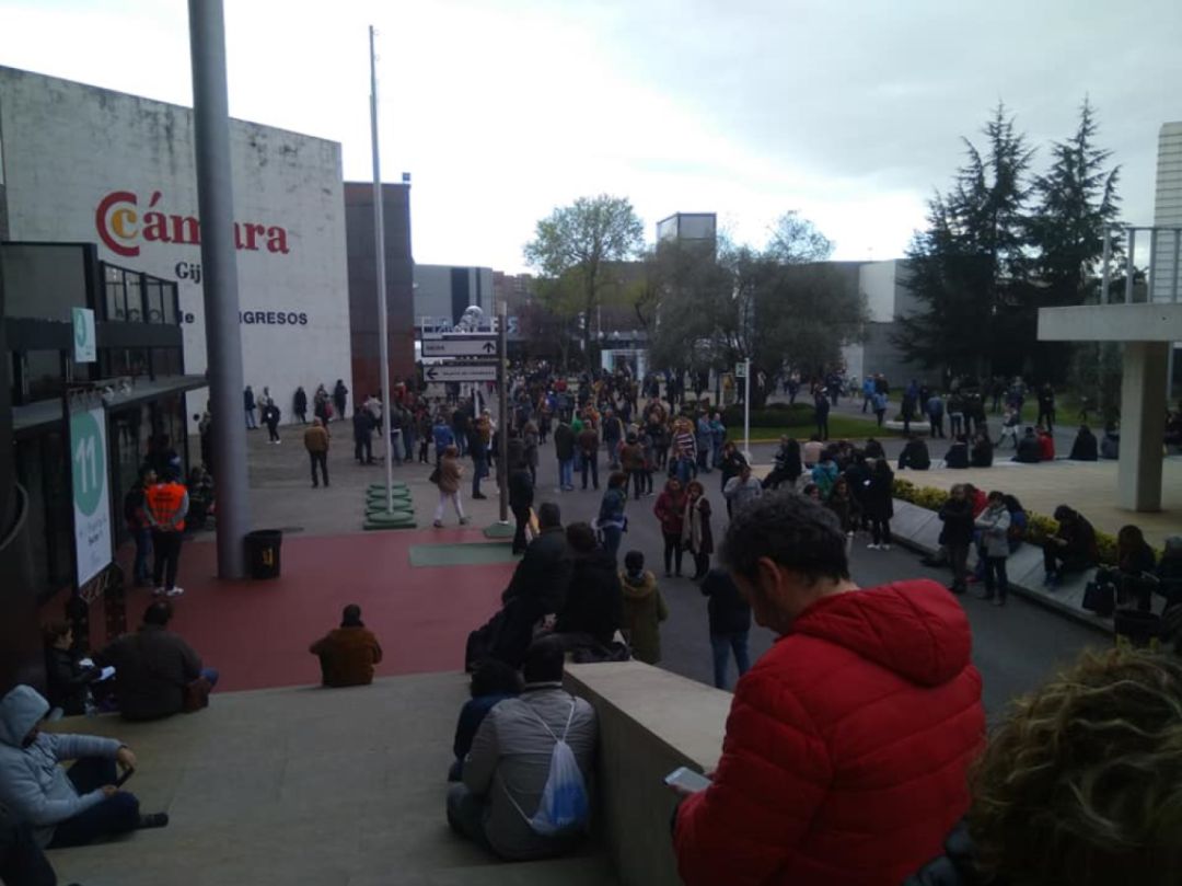 Imagen, a primera hora de la mañana, de una de las sedes donde se desarrollan hoy las oposiciones de celador Imagen, a primera hora de la mañana, de una de las sedes donde se desarrollan hoy las oposiciones de celador