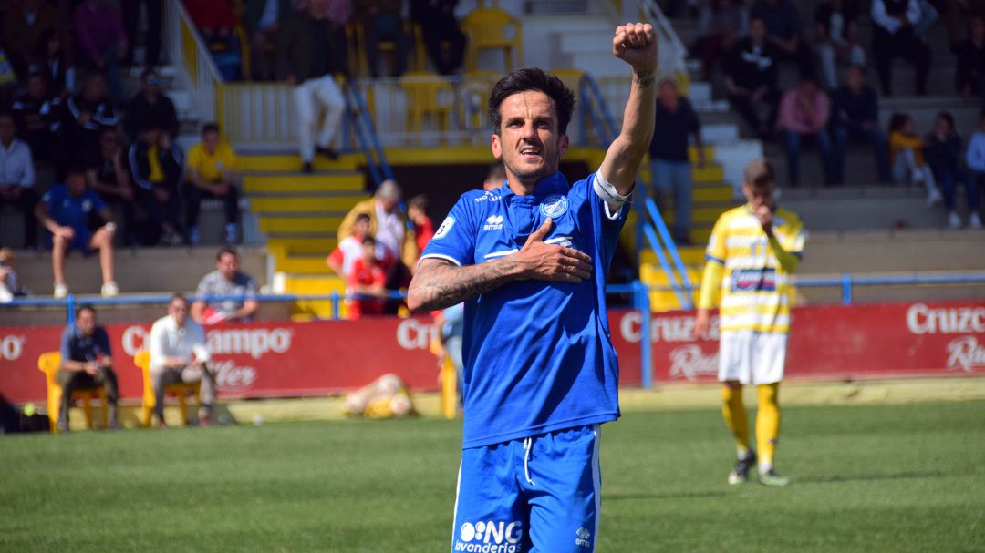 Antonio Bello celebrando el gol de penalti que supuso el triunfo en Coria Antonio Bello celebrando el gol de penalti que supuso el triunfo en Coria
