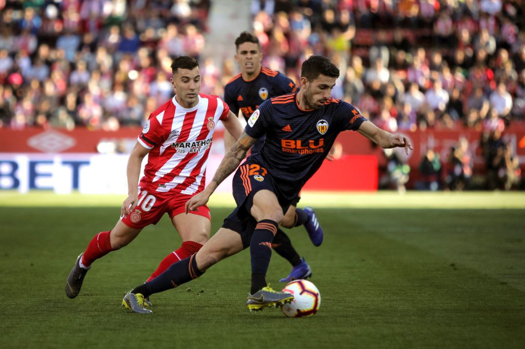 GRAF2333. GIRONA, 10032019.- El defensa italiano del Valencia Cristiano Piccini (d) pelea un balón con el centrocampista del Girona Borja García durante el partido de LaLiga que se disputa esta tarde en el estadio de Montilivi. EFEDavid Borrat. GRAF2333. GIRONA, 10032019.- El defensa italiano del Valencia Cristiano Piccini (d) pelea un balón con el centrocampista del Girona Borja García durante el partido de LaLiga que se disputa esta tarde en el estadio de Montilivi. EFEDavid Borrat.