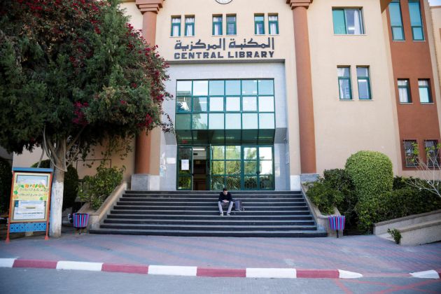 Riccardo Corradini, de 25 años, a las puertas de la biblioteca Riccardo Corradini, de 25 años, a las puertas de la biblioteca