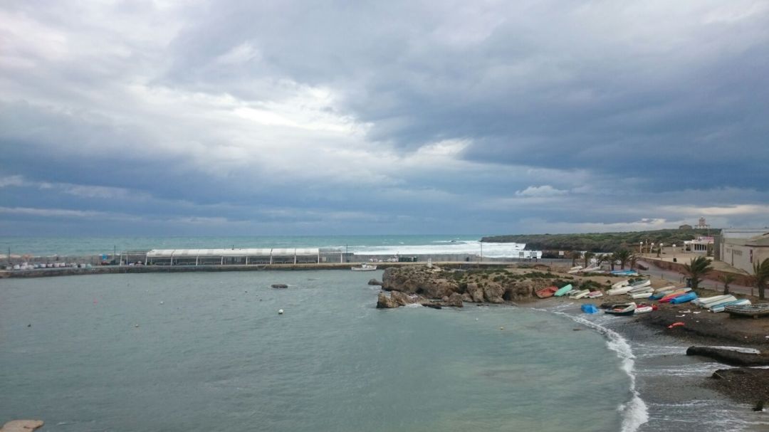 Vista de la isla de Tabarca, con varias barcas de pesca en la orilla y la zona de restauración al fondo. Vista de la isla de Tabarca, con varias barcas de pesca en la orilla y la zona de restauración al fondo.