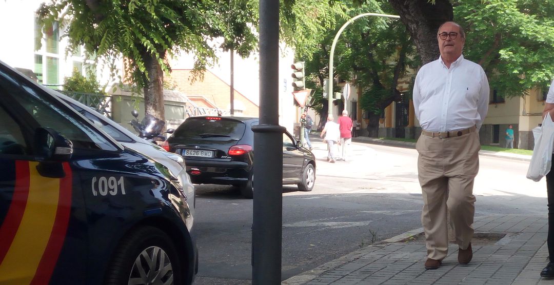 José Merino camina hacia el Jugado en Jaén. José Merino camina hacia el Jugado en Jaén.