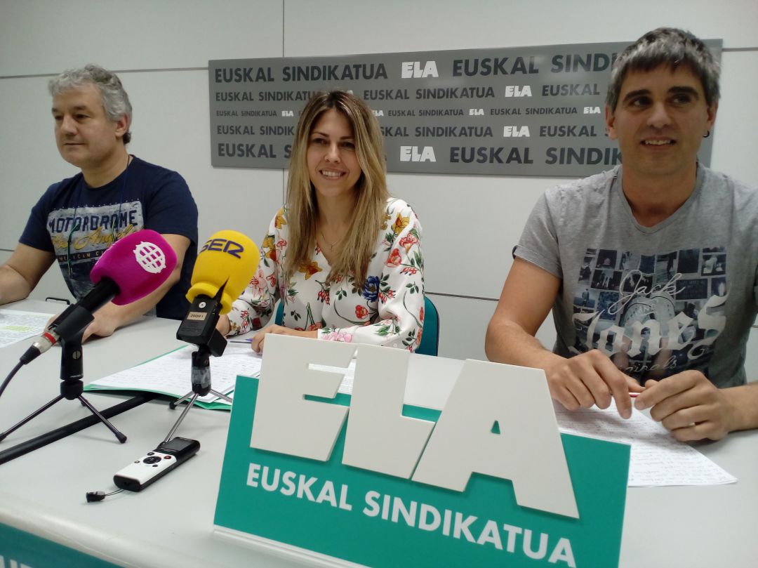 Jokin Arbea, María Balda e Igor Peñalver, en la rueda de prensa del sindicato ELA en Pamplona Jokin Arbea, María Balda e Igor Peñalver, en la rueda de prensa del sindicato ELA en Pamplona