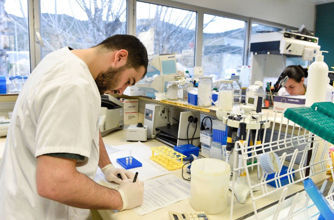 Investigadores, en un laboratorio. Investigadores, en un laboratorio.