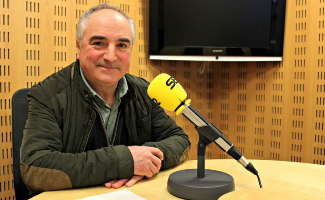 El portavoz de EH Bildu en las Juntas Generales de Gipuzkoa, Xabier Olano, en los estudios de Radio San Sebastián en una imagen de archivo. El portavoz de EH Bildu en las Juntas Generales de Gipuzkoa, Xabier Olano, en los estudios de Radio San Sebastián en una imagen de archivo.