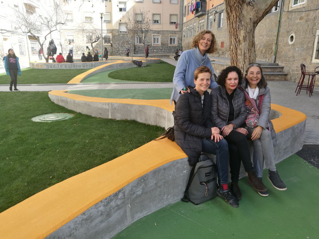 Cuatro de las componentes de Hilógicas posan en el patio en el que han intervenido Cuatro de las componentes de Hilógicas posan en el patio en el que han intervenido