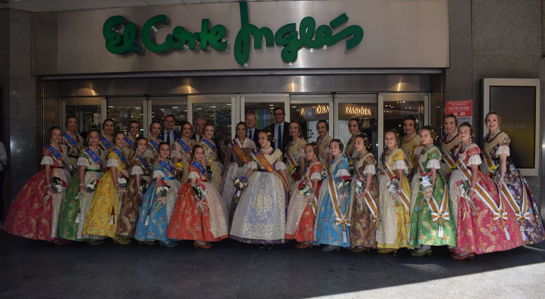 Las Falleras Mayores de Valencia y sus Cortes de Honor acompañadas por el Director Regional de El Corte Inglés y otros miembros del equipo de dirección Las Falleras Mayores de Valencia y sus Cortes de Honor acompañadas por el Director Regional de El Corte Inglés y otros miembros del equipo de dirección