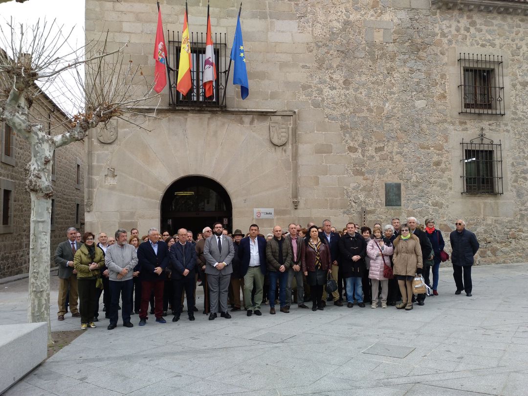 Concentración a las puertas de la Diputación Provincial en recuerdo de las víctimas del atentado terrorista del 11 de marzo de 2004 Concentración a las puertas de la Diputación Provincial en recuerdo de las víctimas del atentado terrorista del 11 de marzo de 2004