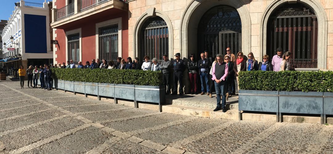 Minuto de silencio a las puertas del Ayuntamiento de Valdepeñas Minuto de silencio a las puertas del Ayuntamiento de Valdepeñas