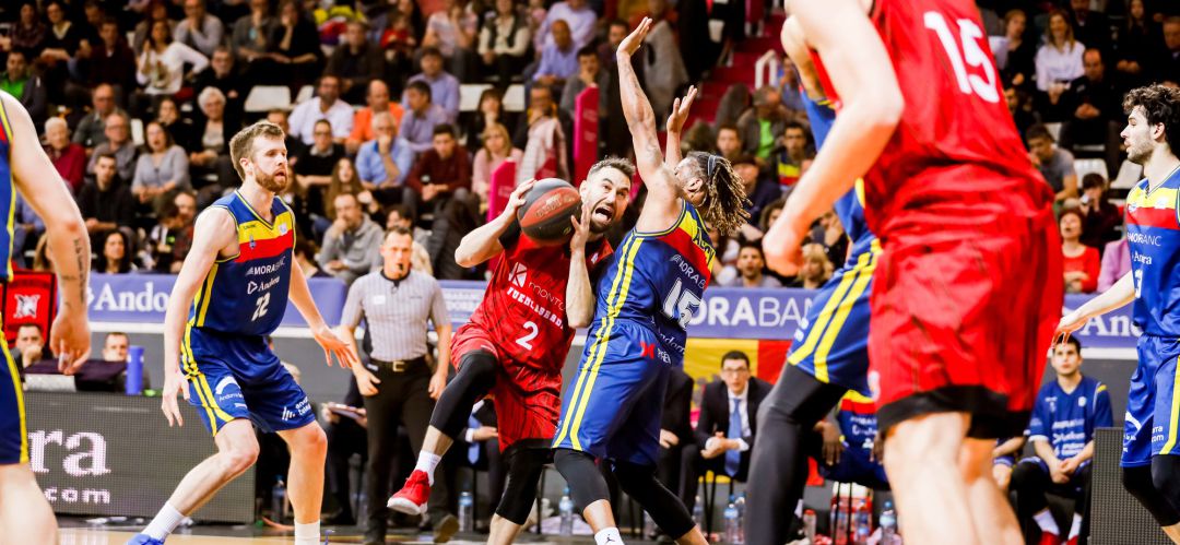 Marko Popovic intenta penetrar a canasta en el duelo de este domingo. El croata anotó 10 puntos. Marko Popovic intenta penetrar a canasta en el duelo de este domingo. El croata anotó 10 puntos.
