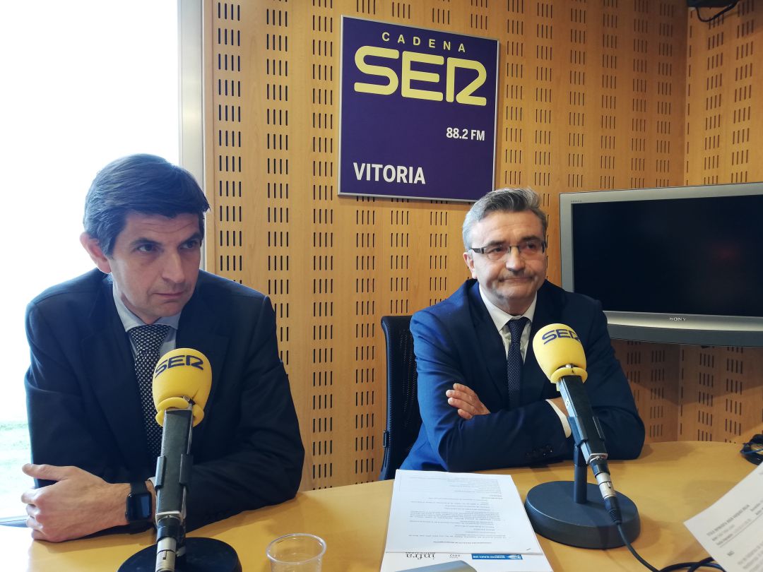 El presidente del Alavés, Alfonso Fernández de Trocóniz y el gerente del grupo Baskonia-Alavés, en la entrevista concedida a la CADENA SER El presidente del Alavés, Alfonso Fernández de Trocóniz y el gerente del grupo Baskonia-Alavés, en la entrevista concedida a la CADENA SER