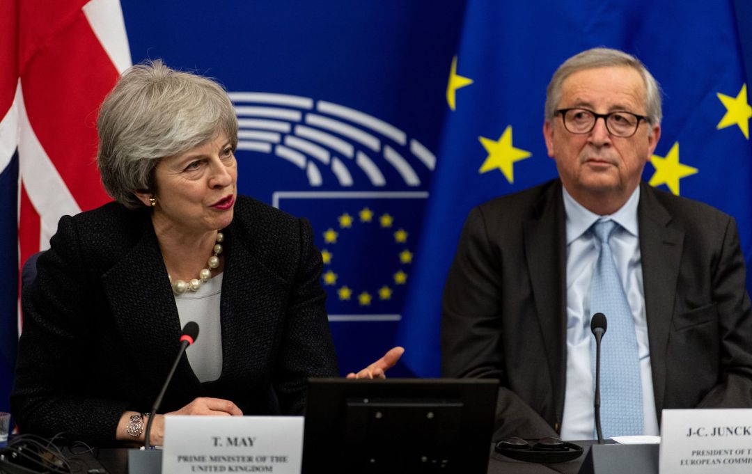 Juncker y May acuerdan instrumento para aumentar garantías sobre salvaguarda. Juncker y May acuerdan instrumento para aumentar garantías sobre salvaguarda.