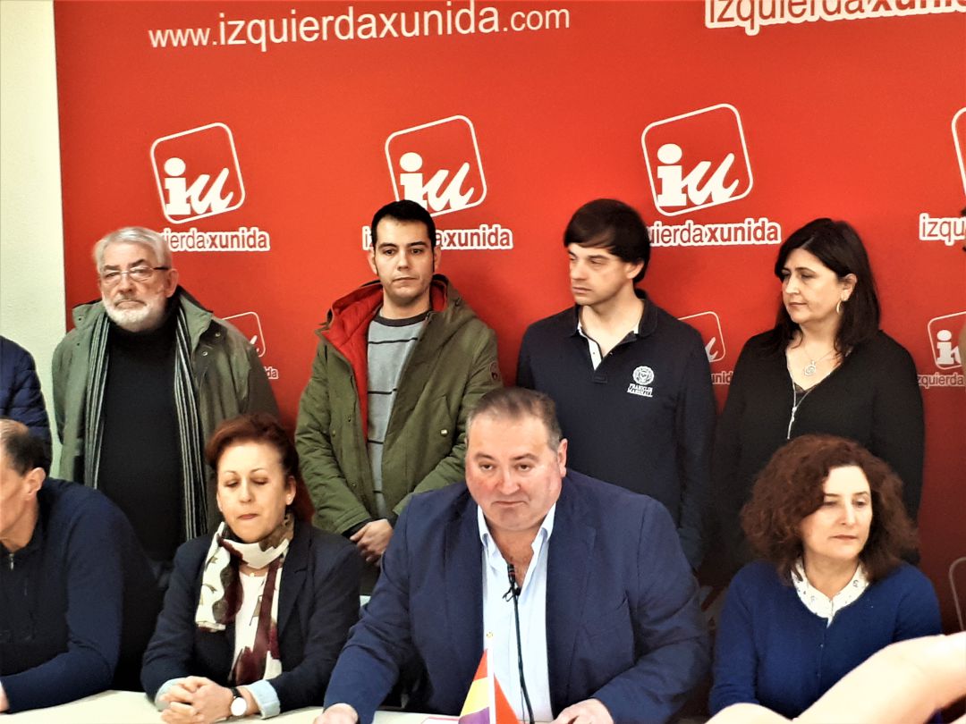 Ramón Arguelles hizo pública su decisión, rodeado de sus colaboradores Ramón Arguelles hizo pública su decisión, rodeado de sus colaboradores