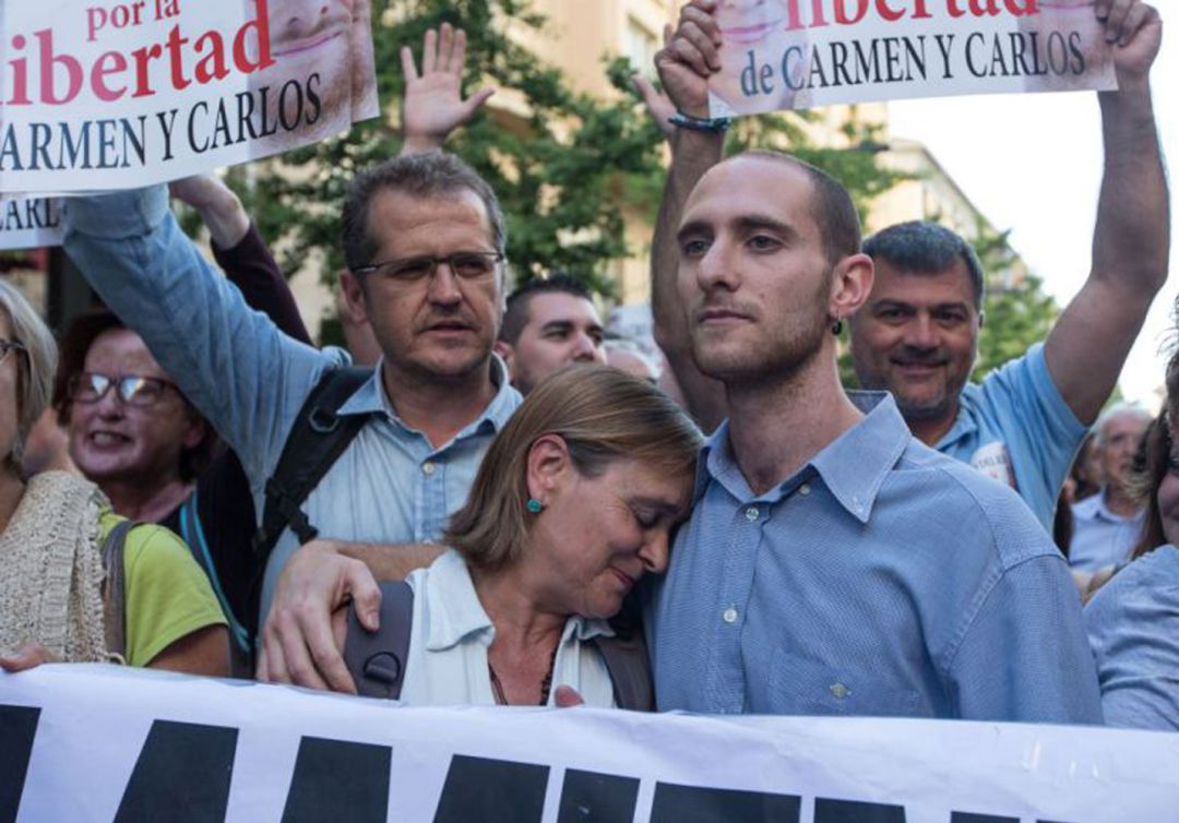 Carlos y Carmen, durante una protesta ciudadana convocada en su defensa Carlos y Carmen, durante una protesta ciudadana convocada en su defensa