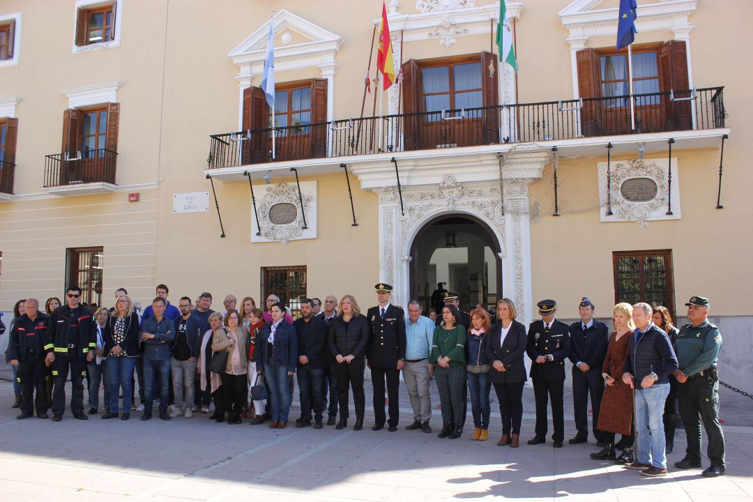 Minuto de silencio en las puertas del Ayuntamiento de Motril para recordar a las víctimas del 11M Minuto de silencio en las puertas del Ayuntamiento de Motril para recordar a las víctimas del 11M