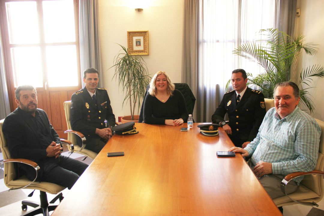 El nuevo Comisario de la Policia Nacional de Motril, Juan de Dios Piedra, es recibido en el Ayuntamiento de Motril por la alcaldesa , flor Almón y sus tenientes alcaldes, Francisco Sánchez y Antonio Escámez El nuevo Comisario de la Policia Nacional de Motril, Juan de Dios Piedra, es recibido en el Ayuntamiento de Motril por la alcaldesa , flor Almón y sus tenientes alcaldes, Francisco Sánchez y Antonio Escámez