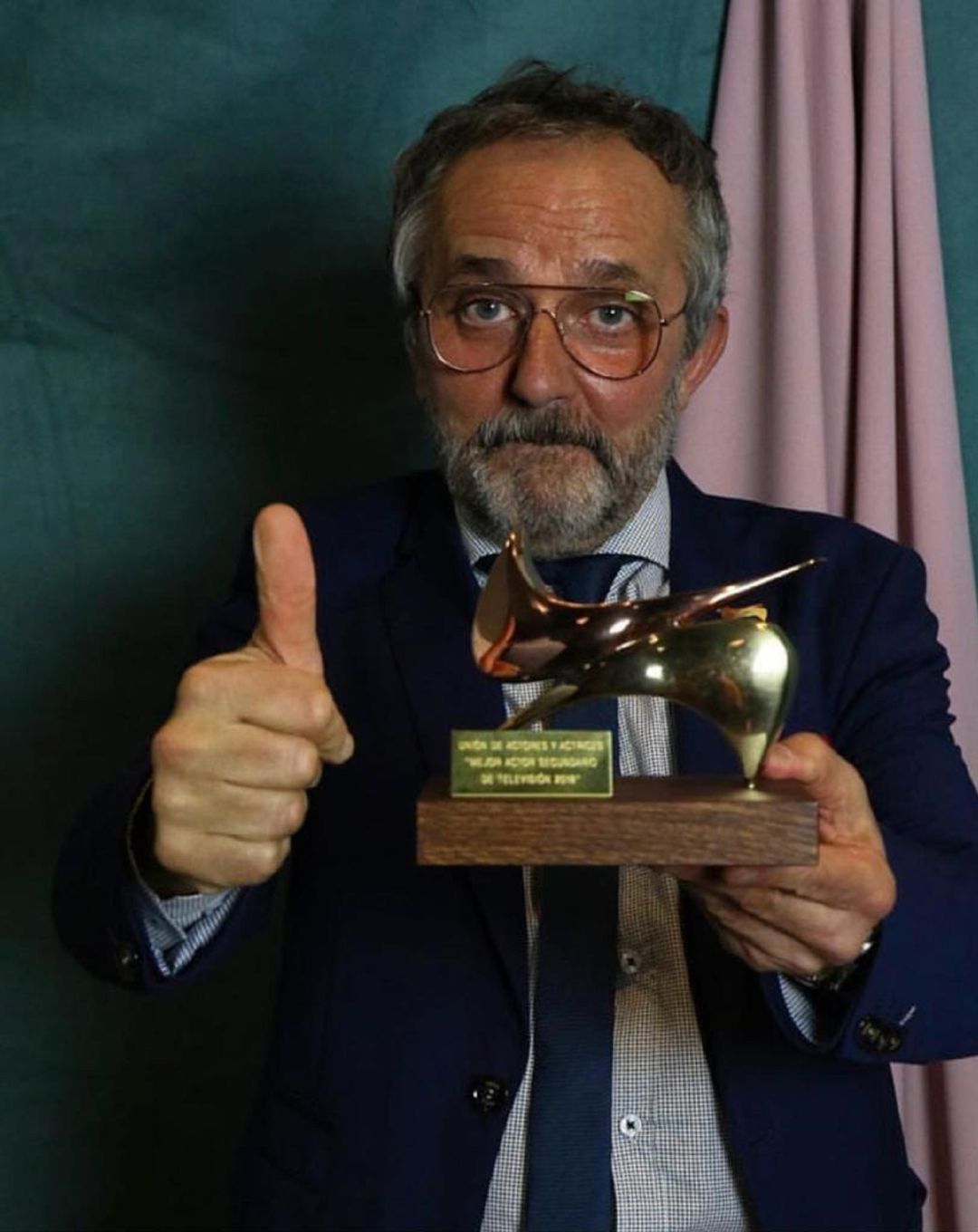 Morris posa con el premio de la Unión de Actores y Actrices Morris posa con el premio de la Unión de Actores y Actrices