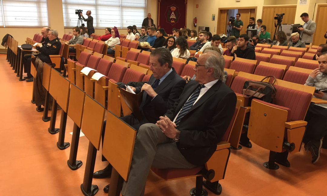 Federico Mayor Zaragoza (segundo por la derecha) antes de su intervención Federico Mayor Zaragoza (segundo por la derecha) antes de su intervención