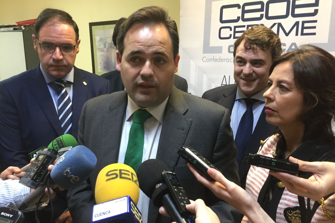 Paco Núñez, en el centro, junto a Benjamín Prieto (i), David Peña y Luz Moya (d) Paco Núñez, en el centro, junto a Benjamín Prieto (i), David Peña y Luz Moya (d)
