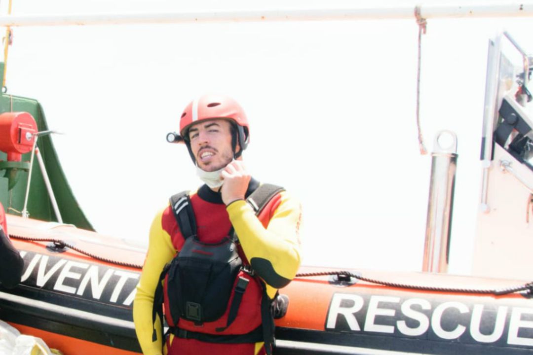 Se enfrenta a 20 años de cárcel: Un bombero malagueño investigado por la Justicia italiana por rescatar a migrantes en la costa de Libia Se enfrenta a 20 años de cárcel: Un bombero malagueño investigado por la Justicia italiana por rescatar a migrantes en la costa de Libia