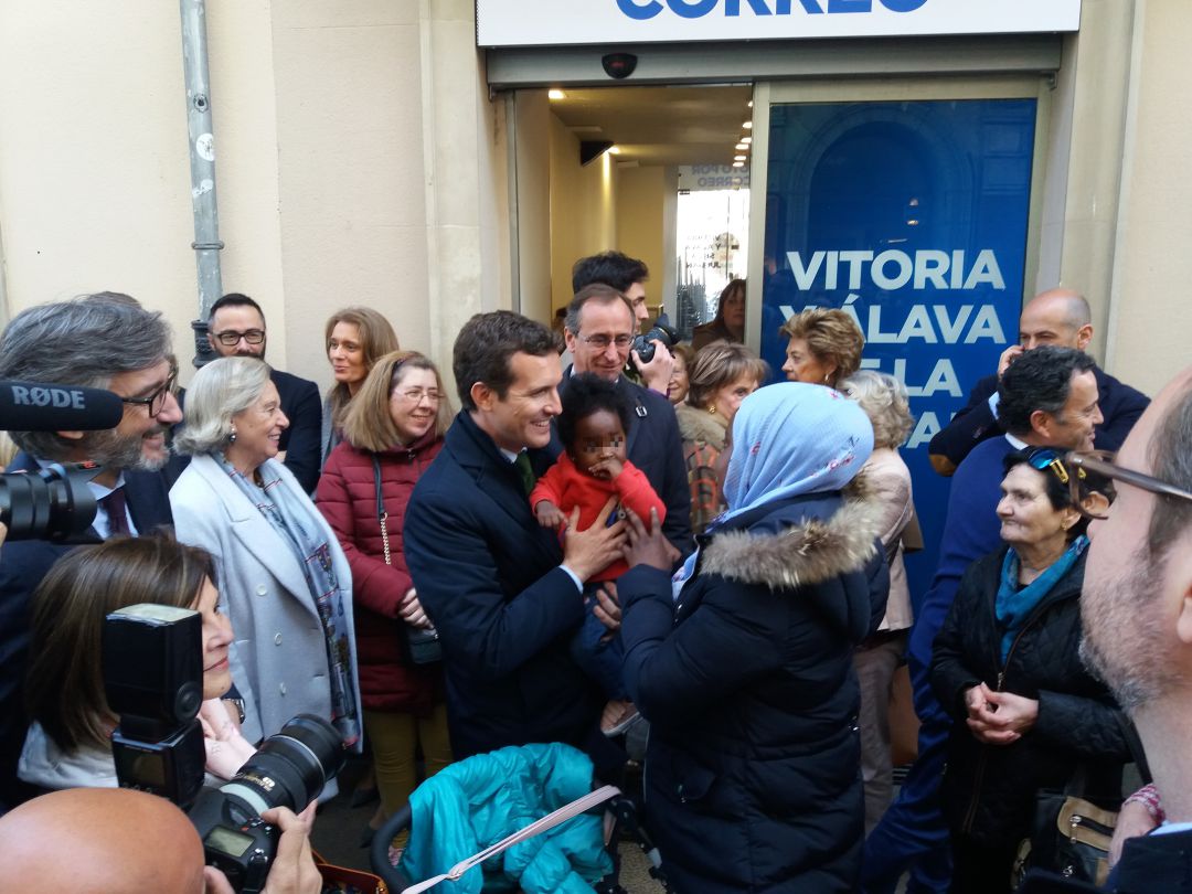 Pablo Casado coge en brazo una bebé en Vitoria Pablo Casado coge en brazo una bebé en Vitoria