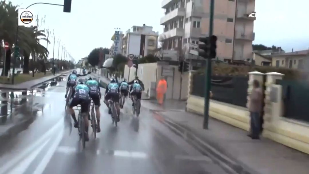 Un peatón se mete en mitad del recorrido y provoca un peligroso accidente en la Tirreno Adriático Un peatón se mete en mitad del recorrido y provoca un peligroso accidente en la Tirreno Adriático