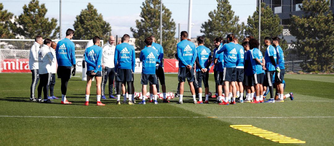 Zidane y los jugadores, durante el entrenamiento. Zidane y los jugadores, durante el entrenamiento.