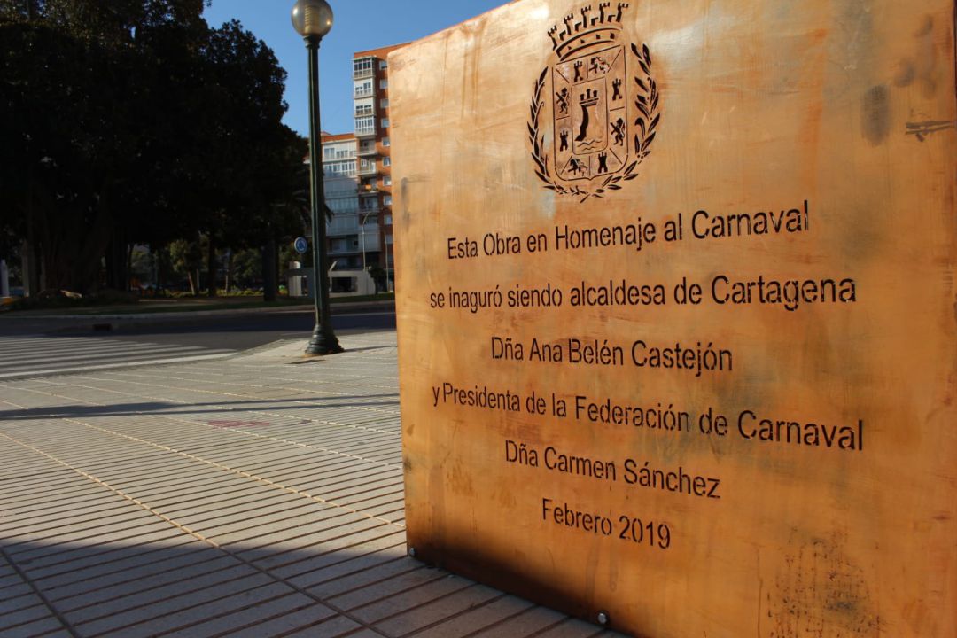 Críticas vecinales por los errores ortográficos en la inscripción del monumento al Carnaval de Cartagena Críticas vecinales por los errores ortográficos en la inscripción del monumento al Carnaval de Cartagena