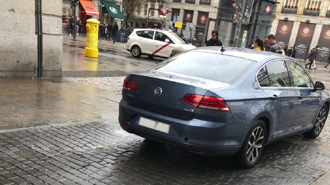 Ayuso le 'roba' el coche a Ossorio