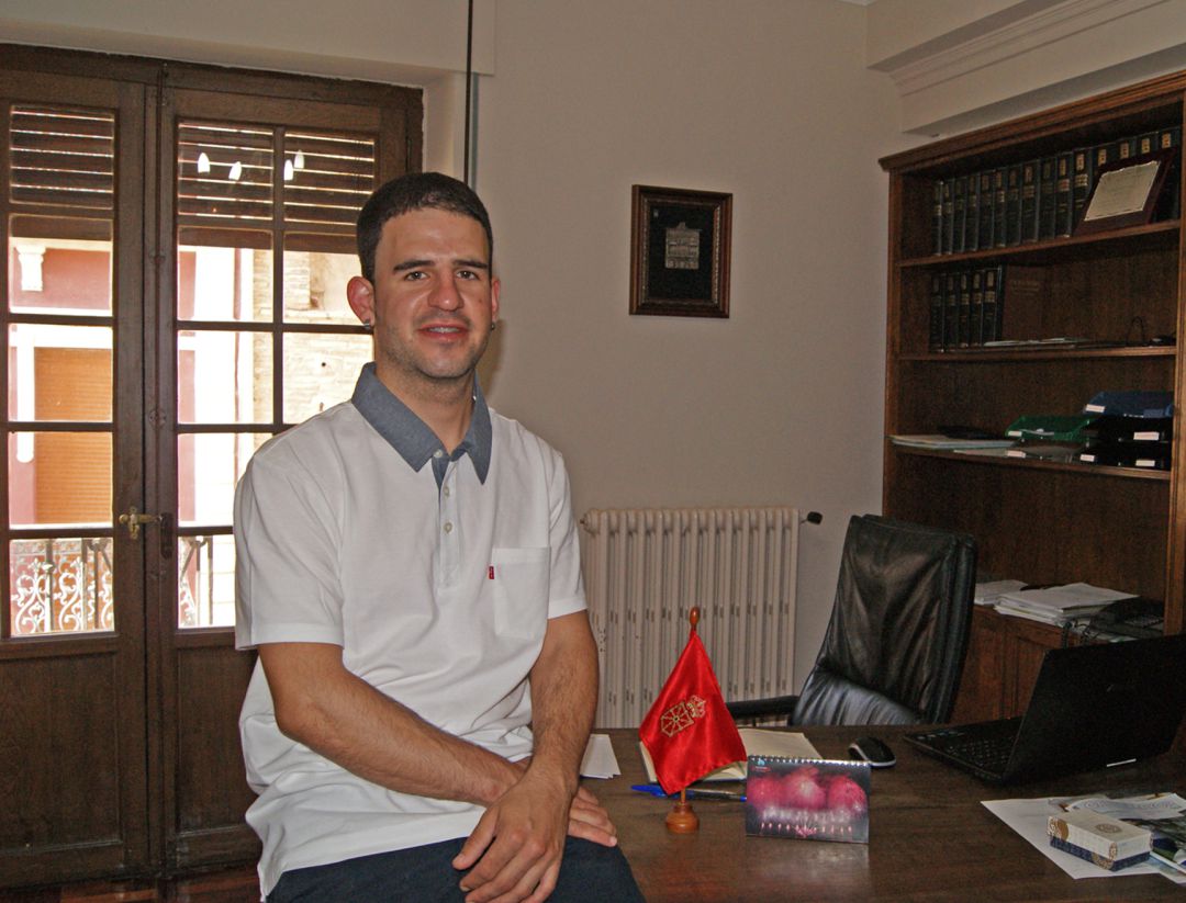 Andoni Lacarra en el despacho de alcaldía de Olite Andoni Lacarra en el despacho de alcaldía de Olite