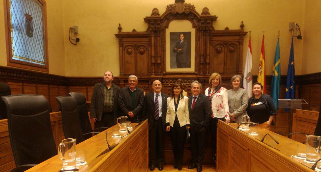 Los galardonados con los Honores y Distinciones posan en el Salón de Plenos Los galardonados con los Honores y Distinciones posan en el Salón de Plenos