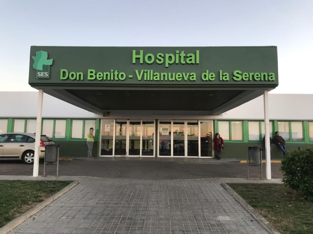 Fachada principal del hospital con el rótulo nuevo Fachada principal del hospital con el rótulo nuevo