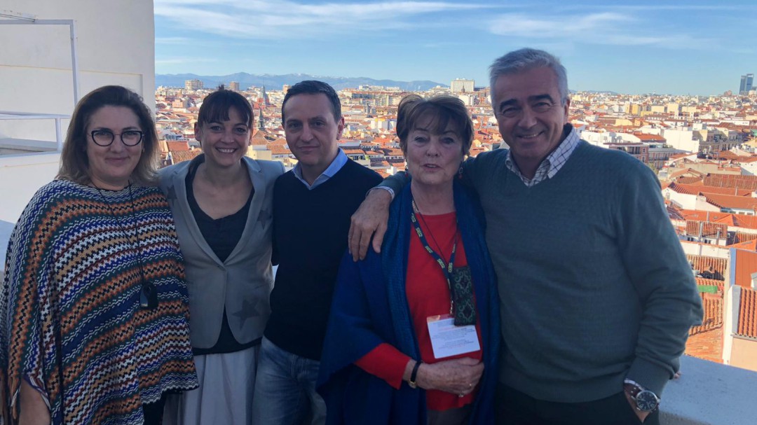 "Mis padres pensaban en el torero español, guitarra y clavel en la boca"