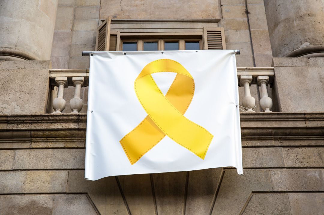 La alcaldesa, Ada Colau, tiene 12 horas para retirar de la fachada del Ayuntamiento de Barcelona el lazo amarillo La alcaldesa, Ada Colau, tiene 12 horas para retirar de la fachada del Ayuntamiento de Barcelona el lazo amarillo