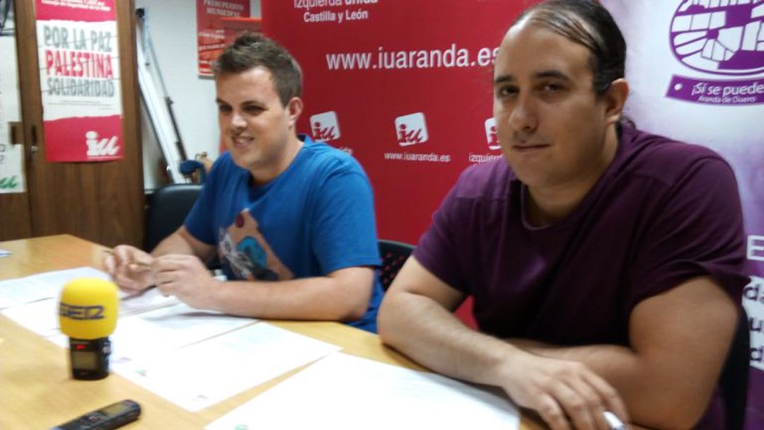 Jonathan Gete (izq), portavoz municipal de IU, y Mario Martín, ex concejal de Sí Se Puede Aranda, en una imagen de archivo sobre una propuesta conjunta en 2017 Jonathan Gete (izq), portavoz municipal de IU, y Mario Martín, ex concejal de Sí Se Puede Aranda, en una imagen de archivo sobre una propuesta conjunta en 2017