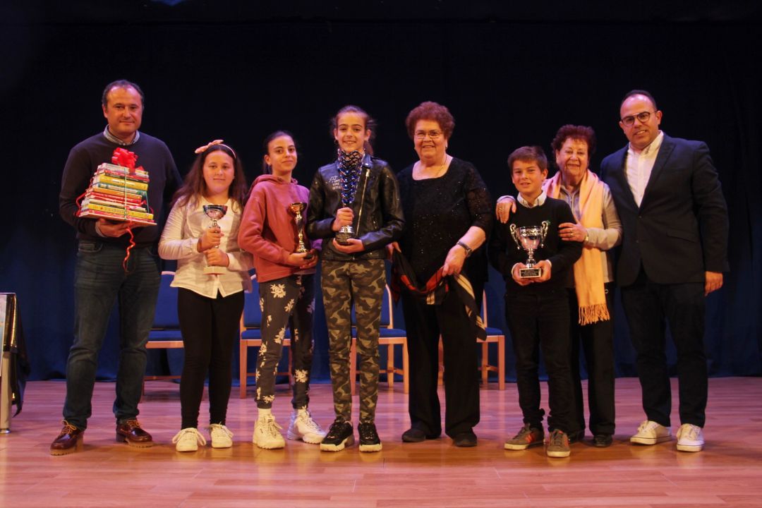 El teniente alcalde de la Herradura, Juan José Ruiz Joya, junto a los galardonados del Concurso de Redacción Infantil El teniente alcalde de la Herradura, Juan José Ruiz Joya, junto a los galardonados del Concurso de Redacción Infantil
