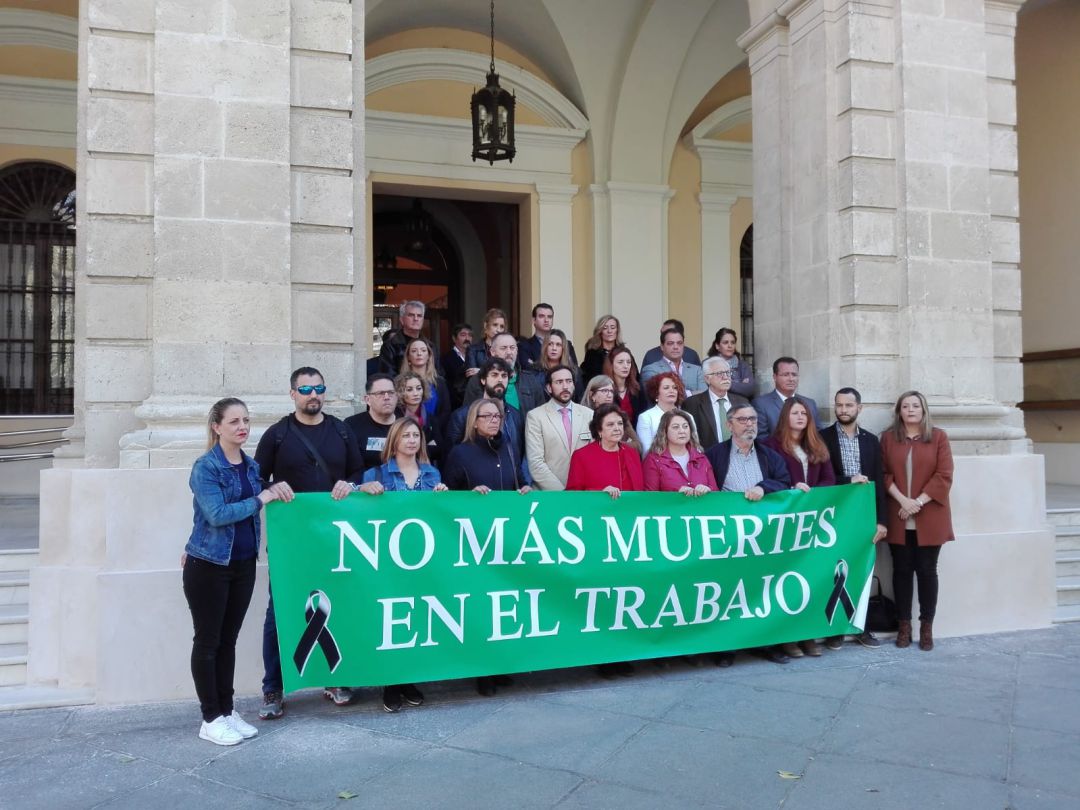 Minuto de silencio por la novena víctima mortal tras un accidente laboral Minuto de silencio por la novena víctima mortal tras un accidente laboral