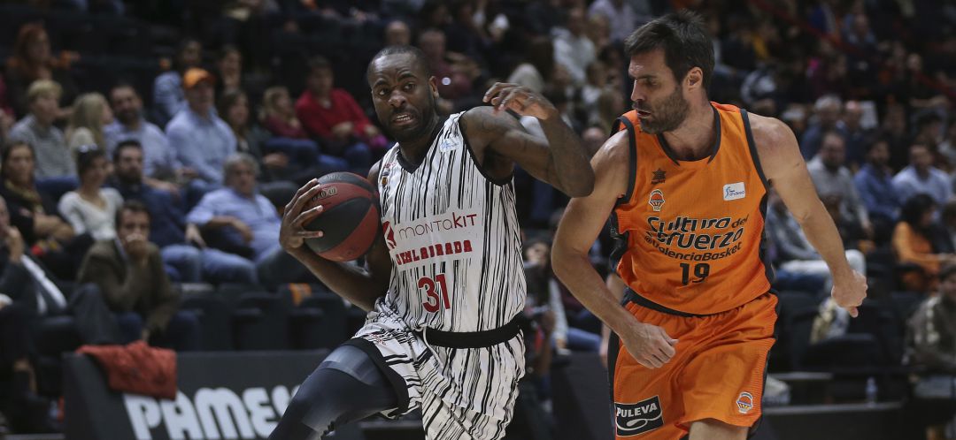 Christian Eyenga (i) frente a San Emeterio (Valencia Basket) durante el partido en la 'Font de Sant Lluis' en la primera vuelta. Ambos equipos se miden este sábado en el 'Fernando Martín' Christian Eyenga (i) frente a San Emeterio (Valencia Basket) durante el partido en la 'Font de Sant Lluis' en la primera vuelta. Ambos equipos se miden este sábado en el 'Fernando Martín'