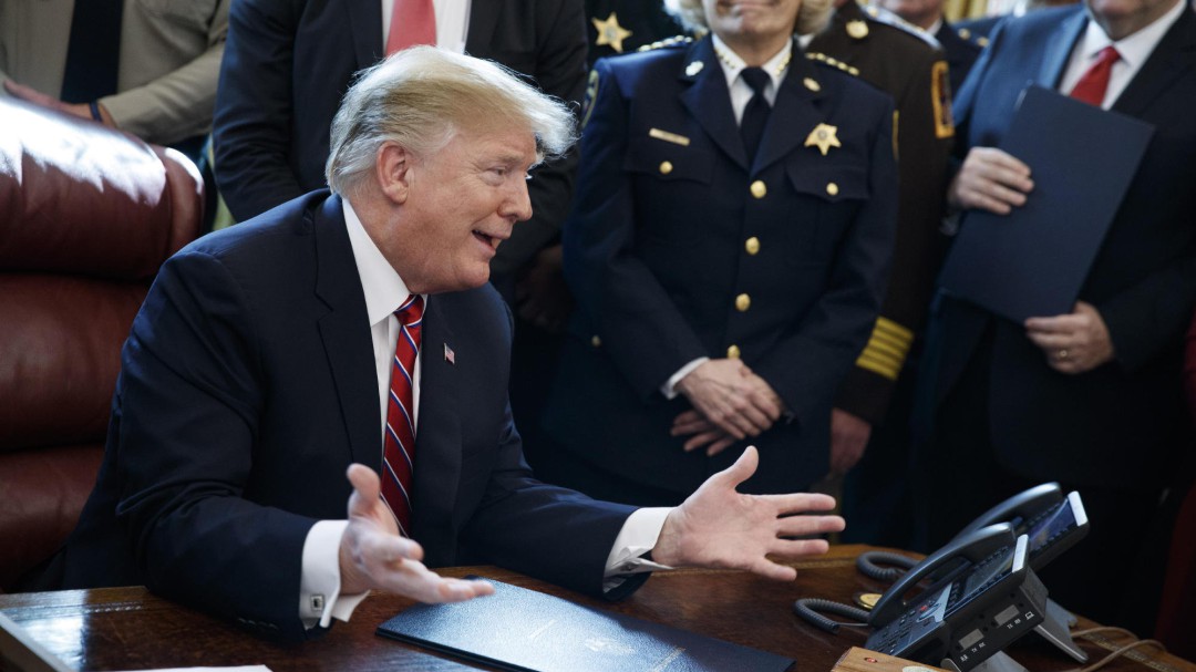 Trump firma el veto a la resolución del Congreso contra su emergencia nacional
